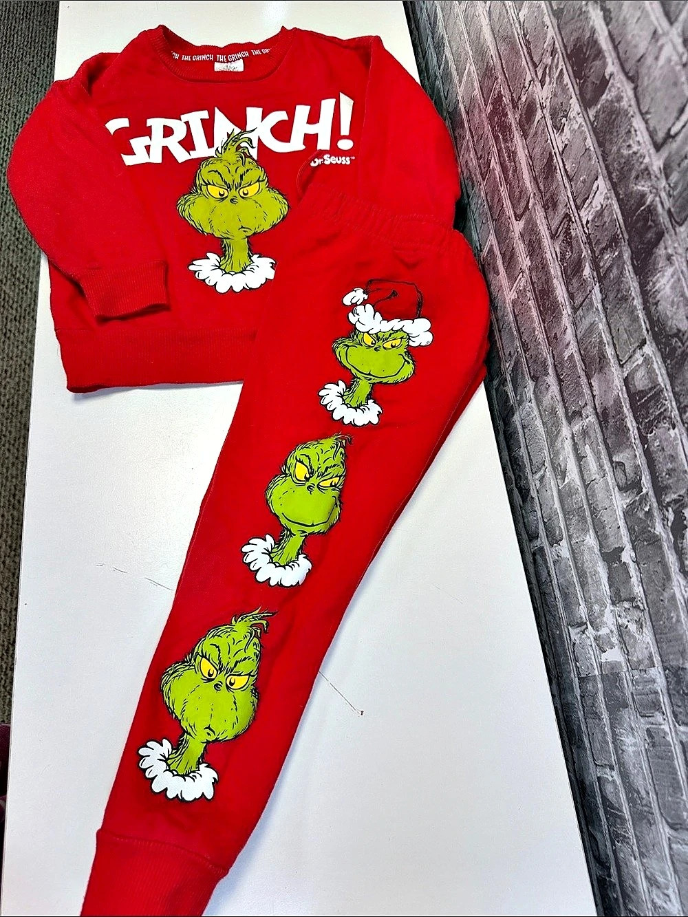 Dr. Seuss Grinch sweatsuit Set  Size 4T